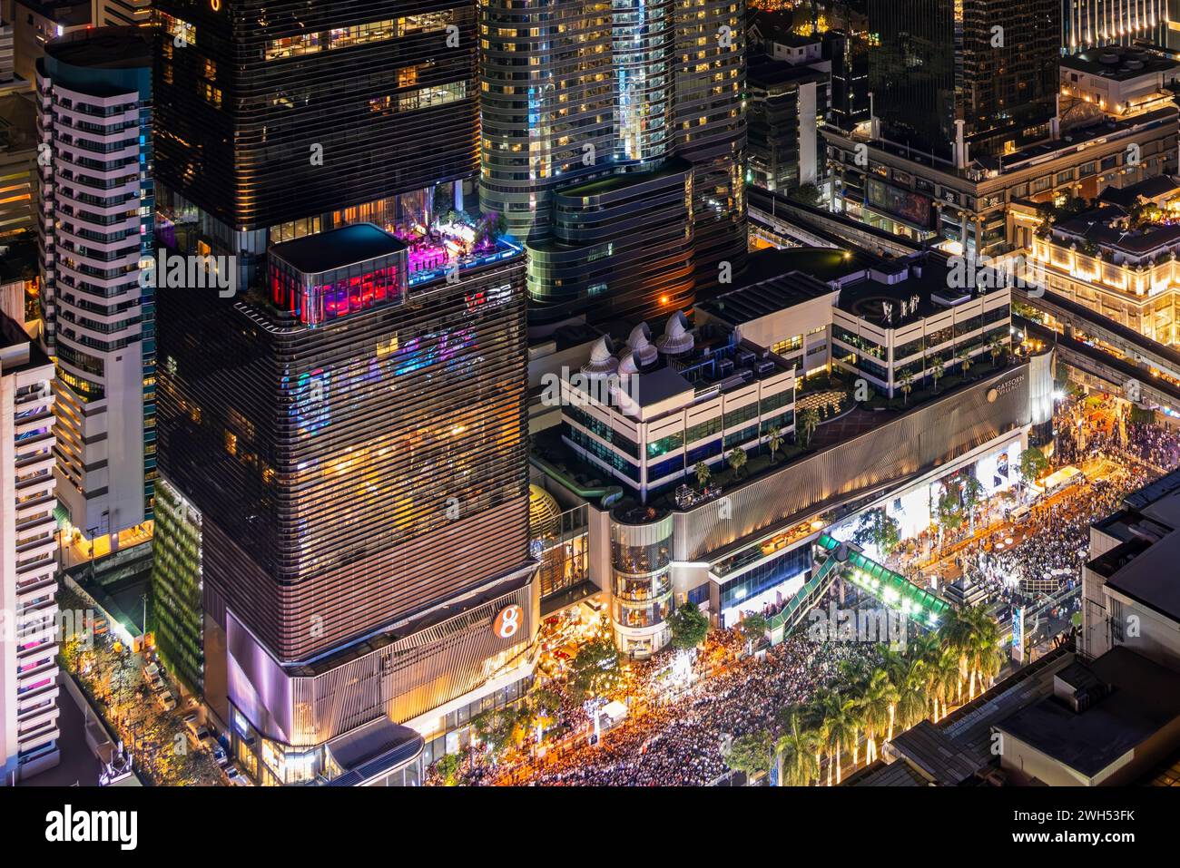 Menschenmassen in Ratchedamri, im Zentrum von Bangkok für Silvesterparty und -Konzert Stockfoto