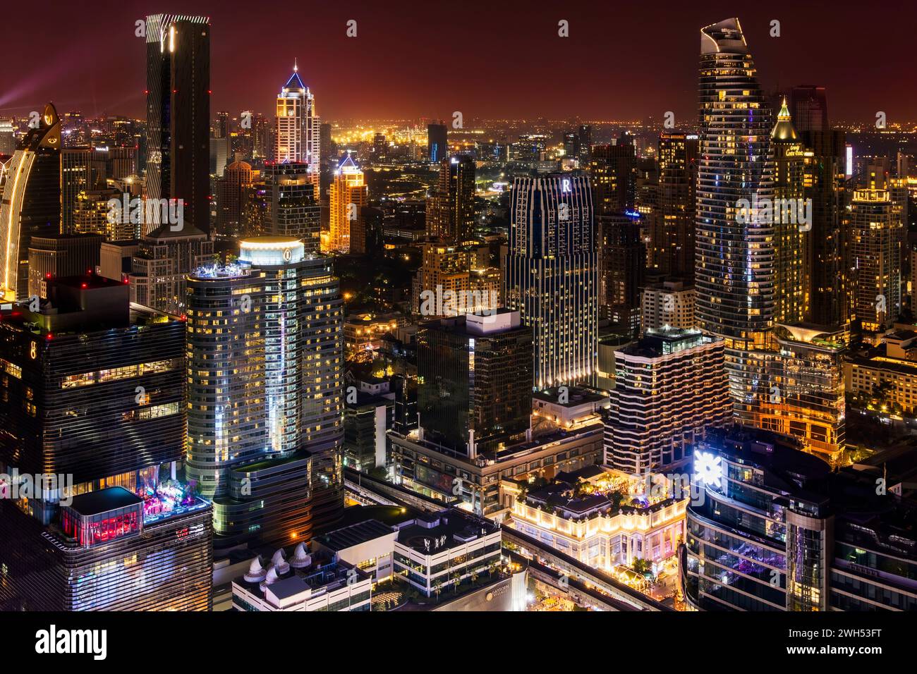 Menschenmassen in Ratchedamri, im Zentrum von Bangkok für Silvesterparty und -Konzert Stockfoto