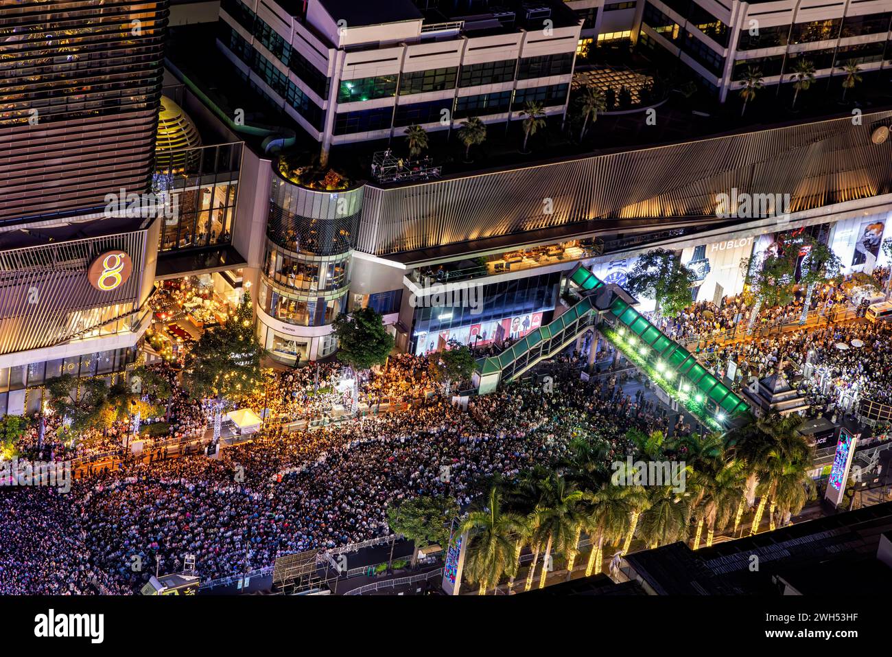 Menschenmassen in Ratchedamri, im Zentrum von Bangkok für Silvesterparty und -Konzert Stockfoto