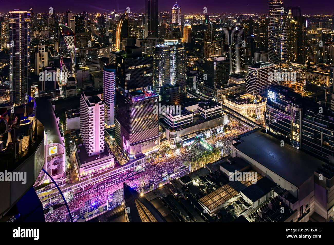 Menschenmassen in Ratchedamri, im Zentrum von Bangkok für Silvesterparty und -Konzert Stockfoto