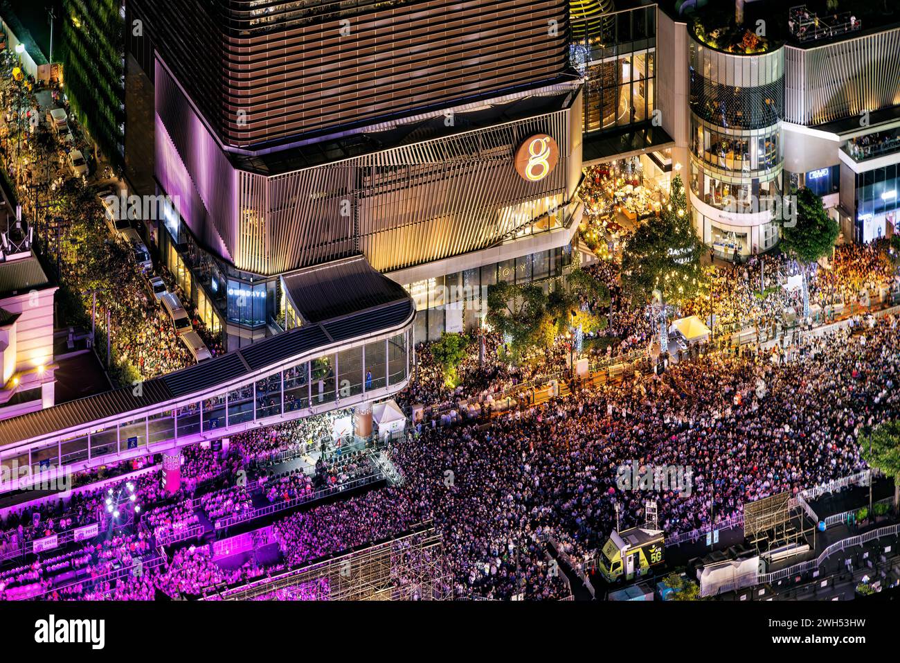 Menschenmassen in Ratchedamri, im Zentrum von Bangkok für Silvesterparty und -Konzert Stockfoto