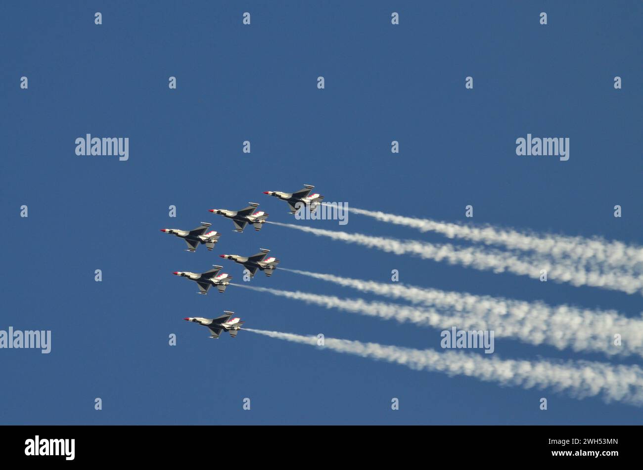 Atlanta, GA, USA, 14. Oktober 2014: US Air Force Thunderbird Jagdjets, die Luftmanöver durchführen und in verschiedenen Formationen während eines Trainings fliegen Stockfoto