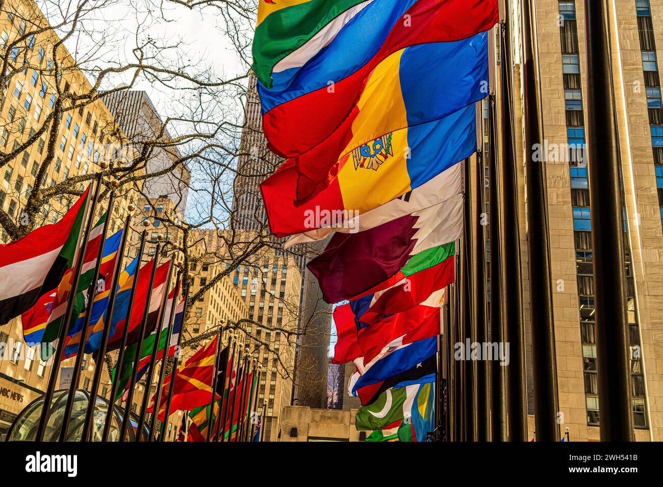 Flaggen verschiedener Länder im Rockefeller Center in New York City, Stockfoto