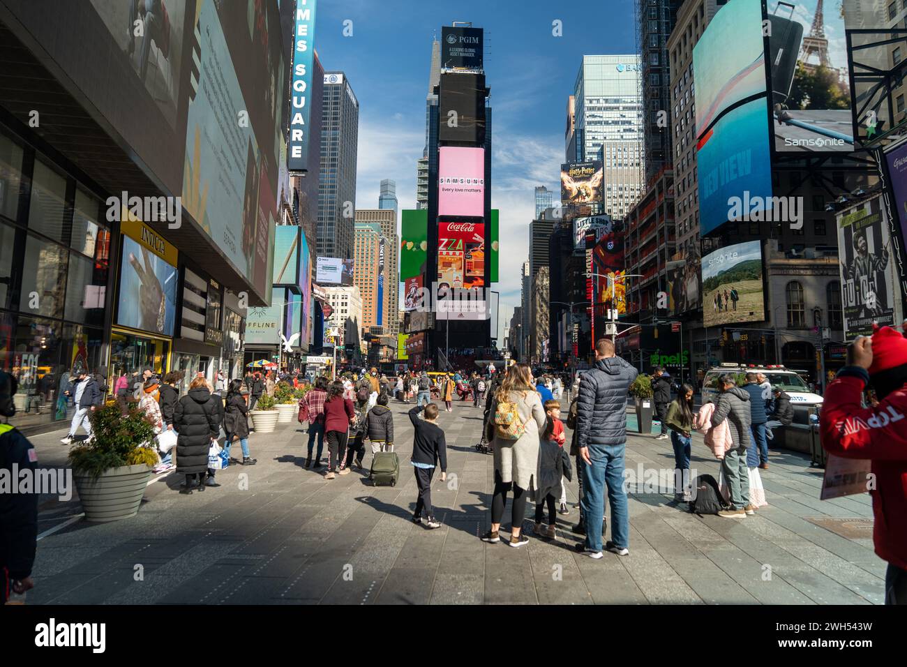New York City, NY : 21. Februar 2022 - Times Square eines der berühmtesten Wahrzeichen der Stadt New York, voll von Touristen, die die Aussicht und genießen Stockfoto