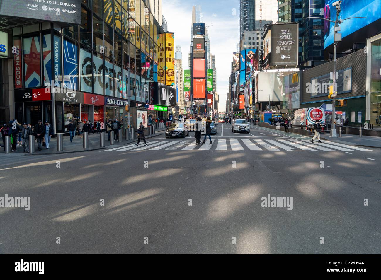 New York City, NY : 21. Februar 2022 - Times Square eines der berühmtesten Wahrzeichen der Stadt New York, voll von Touristen, die die Aussicht und genießen Stockfoto