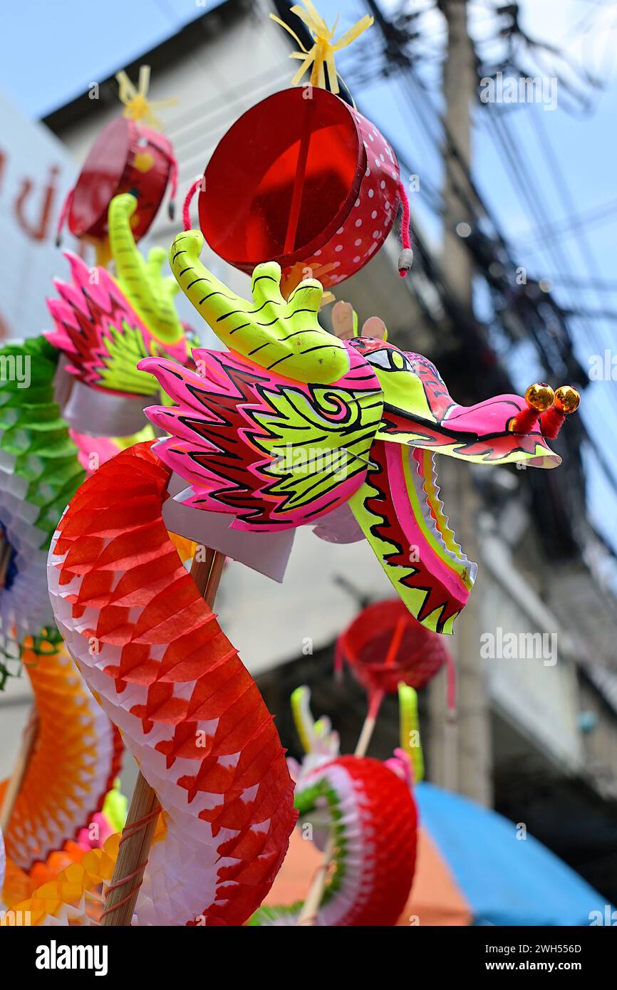Nahaufnahme einer traditionellen Papierrassel mit lächelndem Drachenkopf, zum Verkauf auf einem chinesischen Neujahrsbasar 2024 Stockfoto