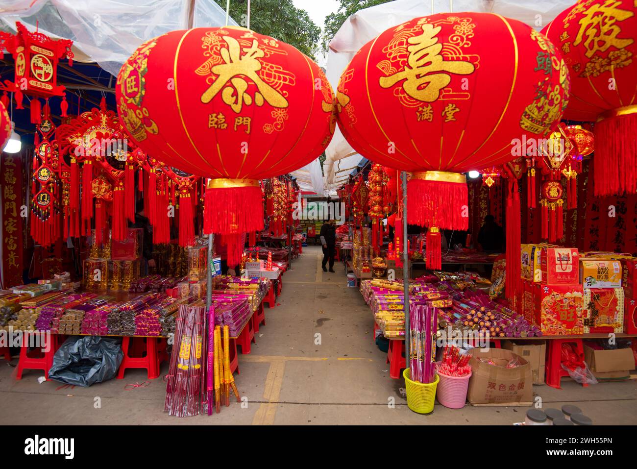 Blick auf den Neujahrsmarkt am Neujahrsfest 2024. Die chinesischen Schriftzeichen auf dem Bild sind einige Neujahrssegnungen. Stockfoto