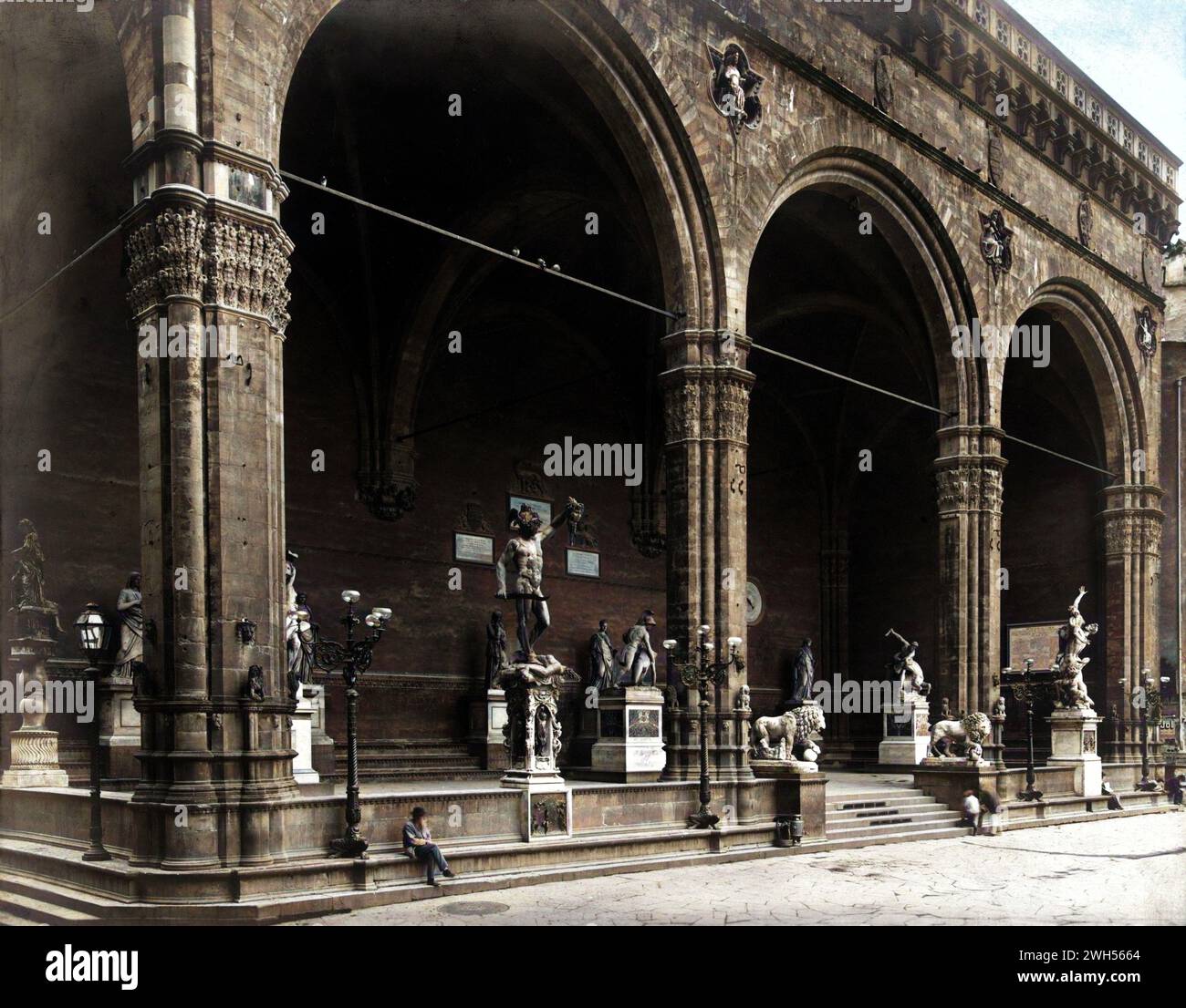 1905 CA , FIRENZE, ITALIEN : die LOGGIA DEI LANZI mit der Bronzestatue von PERSEO ( Perseus ) von BENVENUTO CELLINI , Piazza della Signoria . Unbekannter deutscher Fotograf der NEUEN PHOTOGRAPHISCHEN GESELLSCHAFT A. & G. , BERLIN - STEGLITZ , Deutschland . DIGITAL COLORIERT. - FLORENZ - GESCHICHTE - Foto STORICHE - RINASCIMENTO - ITALIA - GEOGRAFIA - GEOGRAFIE - GEOGRAFIA - ARCHITETTURA - ARCHITEKTUR - ARTE - KUNST - Scultura - Skulptur - statua - Bronzo - Archivio GBB Stockfoto