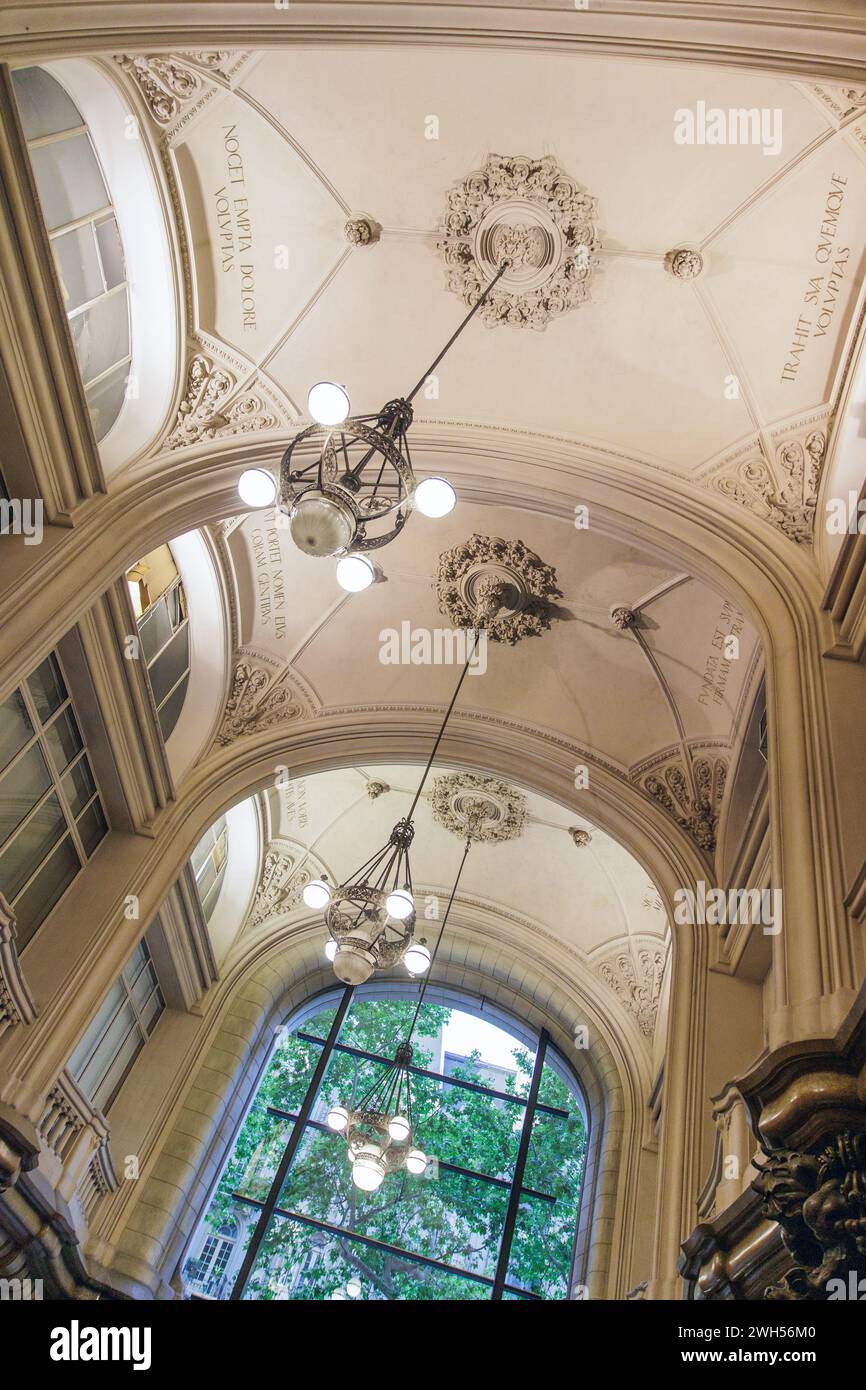 Innendecke des Barolo Palace, Buenos Aires, Argentinien am Montag, 13. November 2023. Foto: David Rowland / One-Image.com Stockfoto