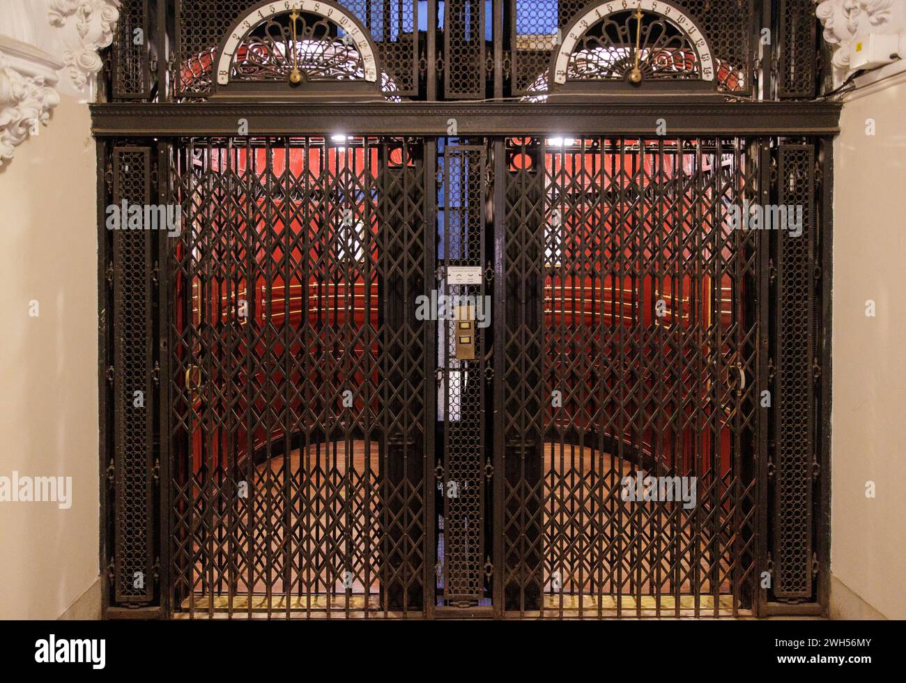 Fahrstuhl des Barolo Palace, Buenos Aires, Argentinien am Montag, 13. November 2023. Foto: David Rowland / One-Image.com Stockfoto