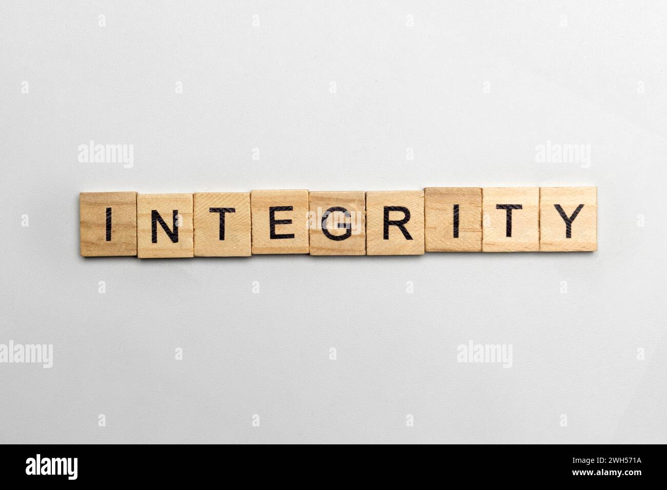 Die Reihe von Holzwürfeln mit Integritätstext auf weißem Hintergrund. Reputation Integrity-Konzept Stockfoto