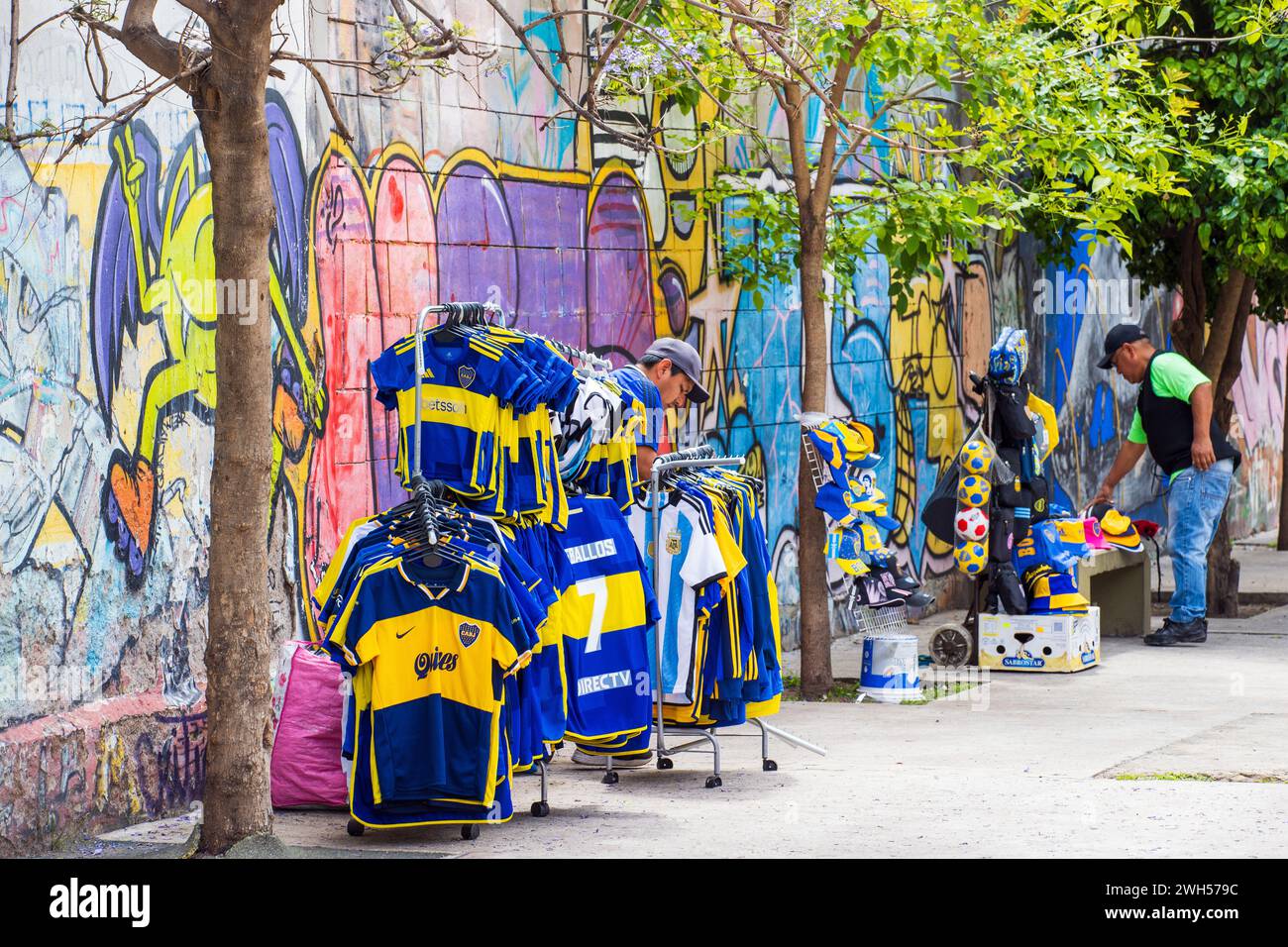 Straßenverkäufer, La Boca, Buenos Aires, Argentinien, Montag, November 2023. Foto: David Rowland / One-Image.com Stockfoto
