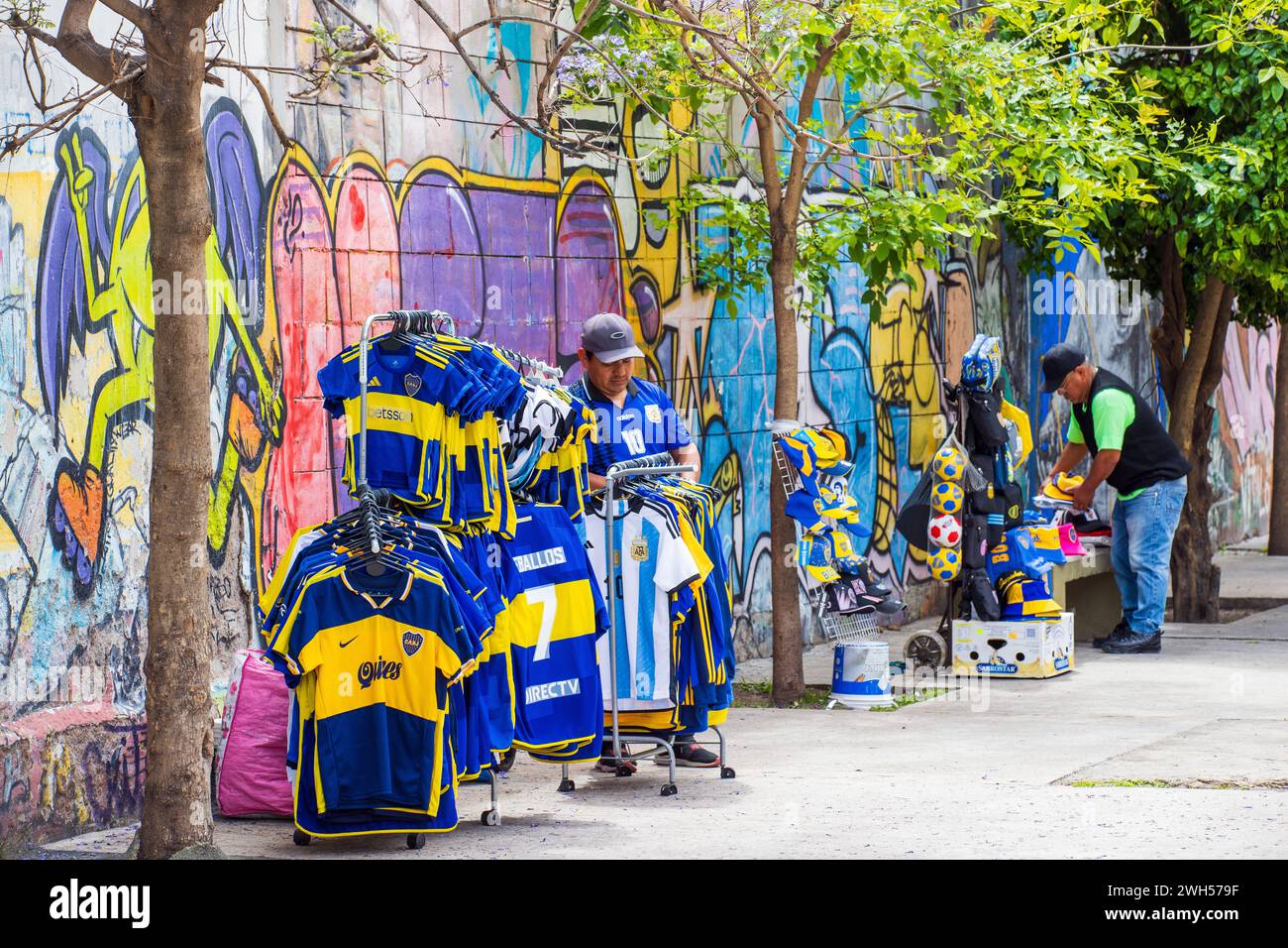 Straßenverkäufer, La Boca, Buenos Aires, Argentinien, Montag, November 2023. Foto: David Rowland / One-Image.com Stockfoto