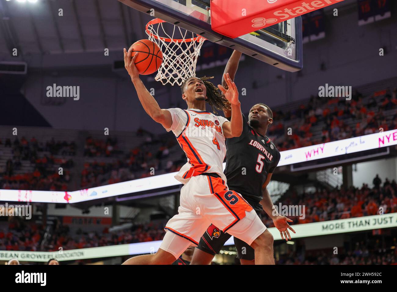 Syracuse, New York, USA. Februar 2024. Während des ACC-Konferenzbasketballspiels zwischen der Syracuse University und der University of Louisville hat sich Syracuse Forward CHRIS BELL (4) für ein umgekehrtes Lay-Up entschieden, als Louisville Forward BRANDON HUNTLEY-HATFIELD (5) während der ersten Hälfte des Spiels im JMA Wireless Dome auf dem Campus der Syracuse University verteidigt. (Kreditbild: © Scott Rausenberger/ZUMA Press Wire) NUR REDAKTIONELLE VERWENDUNG! Nicht für kommerzielle ZWECKE! Stockfoto