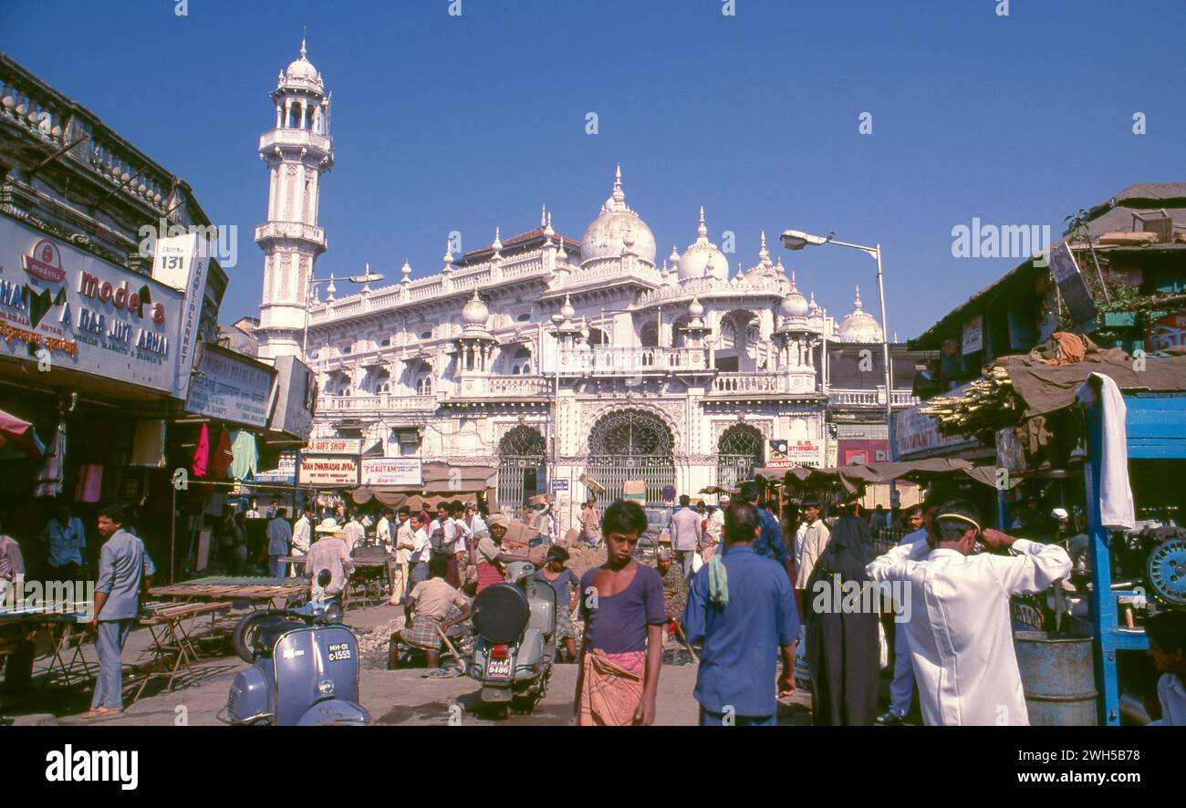Indien: Haji Ali Moschee und Dargah, Worli Bay, Mumbai. Der Dargah ist in das Meer gebaut und beherbergt das Grab des heiligen PIR Haji Ali Shah Buchari. Der Dargah wurde 1431 gebaut. Stockfoto