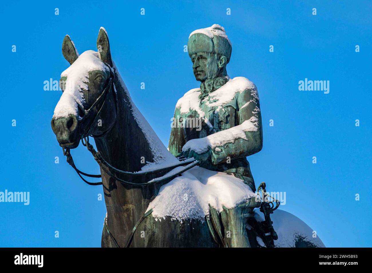 Schnee auf der Reiterstatue von Marschall Mannerheim, errichtet 1960, vor klarem blauem Himmel in Helsinki, Finnland Stockfoto