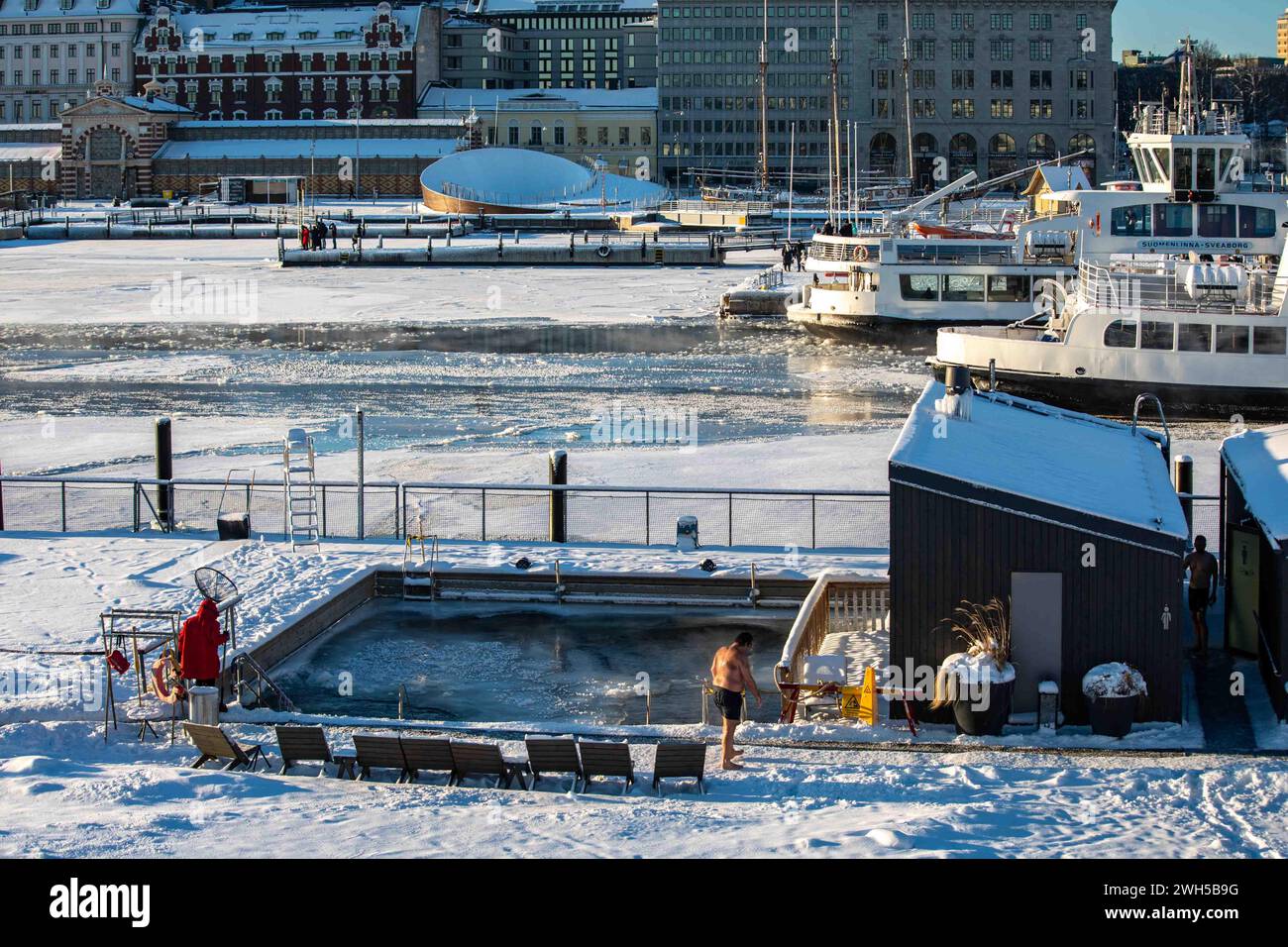 Schneebedeckte Terrasse des Allas Sea Pool an einem kalten und sonnigen Wintertag in Helsinki, Finnland Stockfoto