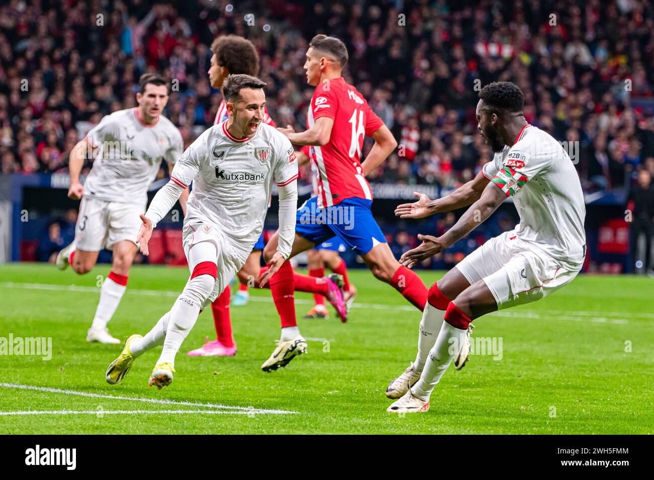 Madrid, Spanien. Februar 2024. Alex Berenguer (L) und Inaki Williams (R) von Athletic Bilbao feiern, nachdem sie im Copa del Rey Halbfinale Leg 1 von 2 zwischen Atletico Madrid und Athletic Bilbao im Civitas Metropolitan Stadium ein Tor geschossen haben. Endergebnis: Atletico Madrid 0:1 Athletic Bilbao. (Foto: Alberto Gardin/SOPA Images/SIPA USA) Credit: SIPA USA/Alamy Live News Stockfoto