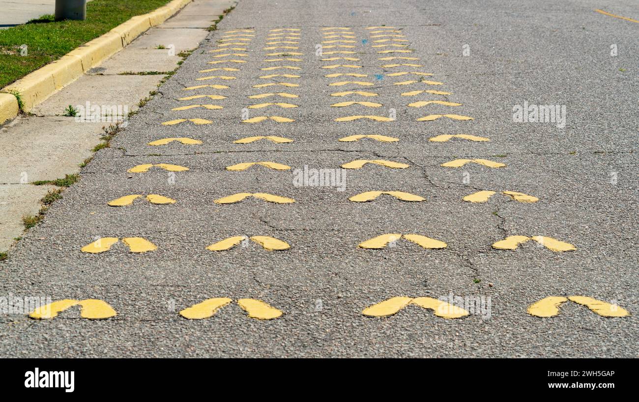Die gelben Fußabdrücke im Marine Corps Recruit Depot, Parris Island, South Carolina, USA Stockfoto