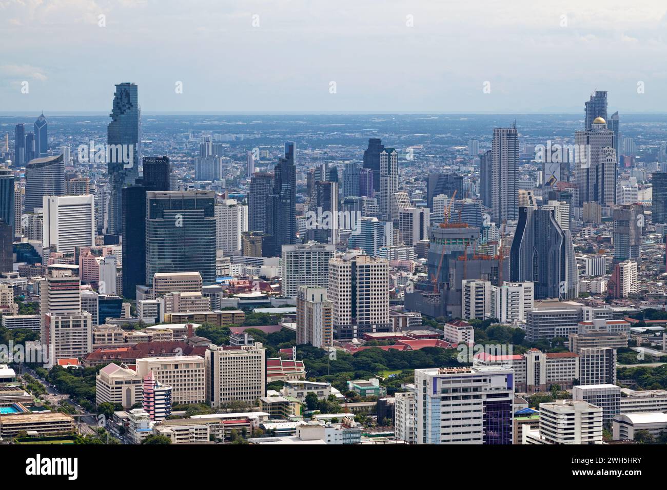 Bangkok, Thailand - 17. September 2018: Aus der Vogelperspektive auf den MahaNakhon, den State Tower und andere Wolkenkratzer in Bang Rak. Stockfoto