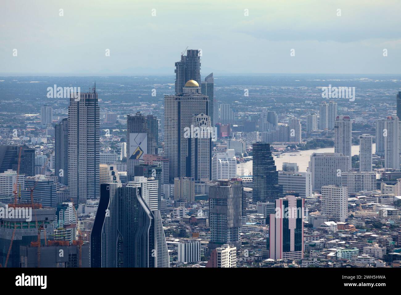 Bangkok, Thailand - 17. September 2018: Luftansicht auf den State Tower in der Nähe des Chao Praya River. Stockfoto
