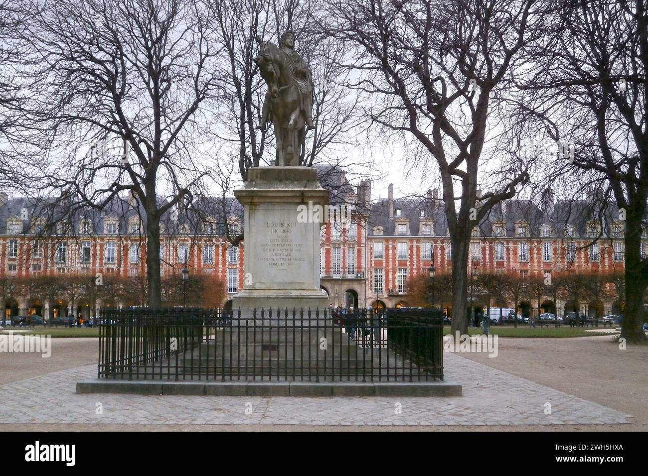 Paris, Frankreich - 5. März 2018: Die Reiterstatue von Ludwig XIII. Ist ein 1821 von Jean-Pierre Cortot nach einem Modell von Charles Dupaty gefertigter Marmor. Das ist es Stockfoto