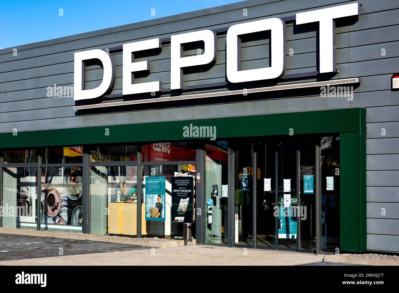 Mulheim-Karlich, Deutschland - 27. Februar 2021: Eingang und Fassade des Depot Stores. Depot ist ein deutsches Unternehmen für Wohnkultur Stockfoto