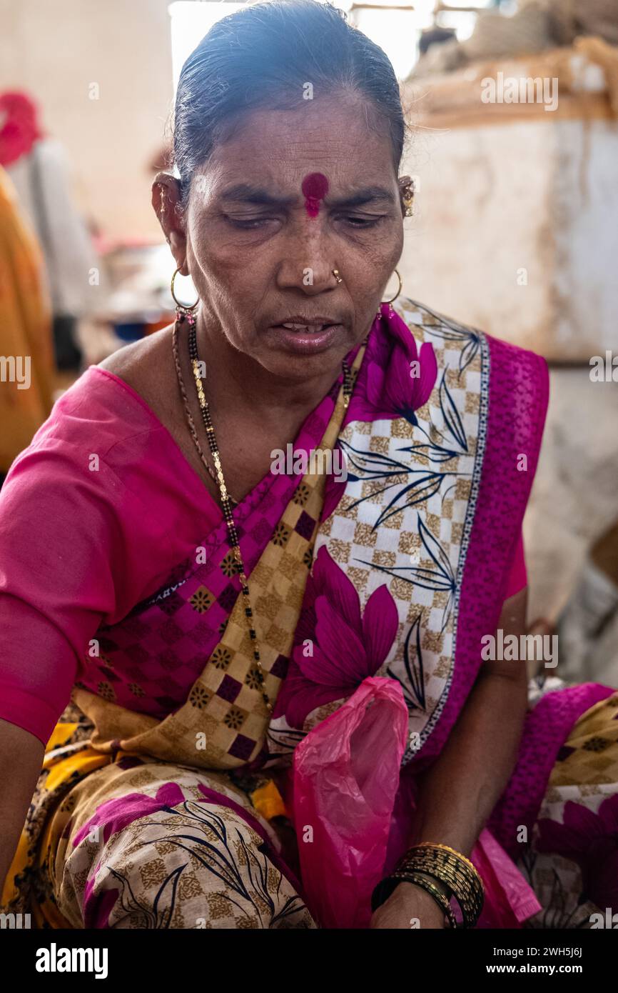Indische Frauenporträt. Straßenfoto einer älteren Frau indischer Herkunft. Indische ältere Dame mit traditionellem Bindi als drittes Auge, piercing am Nose-Jan 30,2 Stockfoto