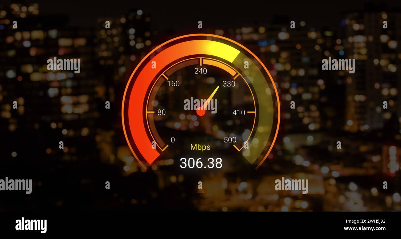 Bild des orangen Tachometers über der nächtlichen Stadtlandschaft Stockfoto