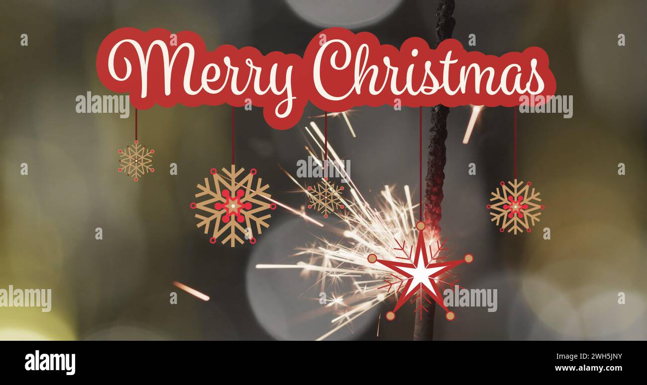 Bild von fröhlichem weihnachtstext über Dekorationen und gelben Flecken aus hellem Hintergrund Stockfoto