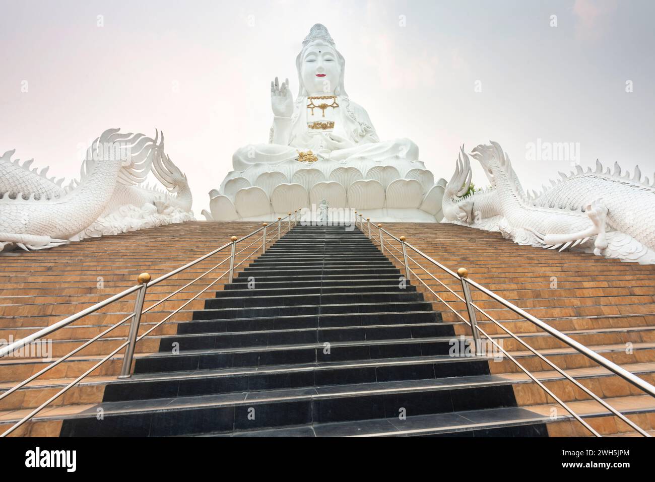 Wunderschöne, schwarz gekachelte Treppe und verzierte Strukturen, geben Zugang zu der riesigen, hohlen buddhistischen Struktur. Man kann hineingehen, mit dem Aufzug, bis zum Kopf, a lo Stockfoto