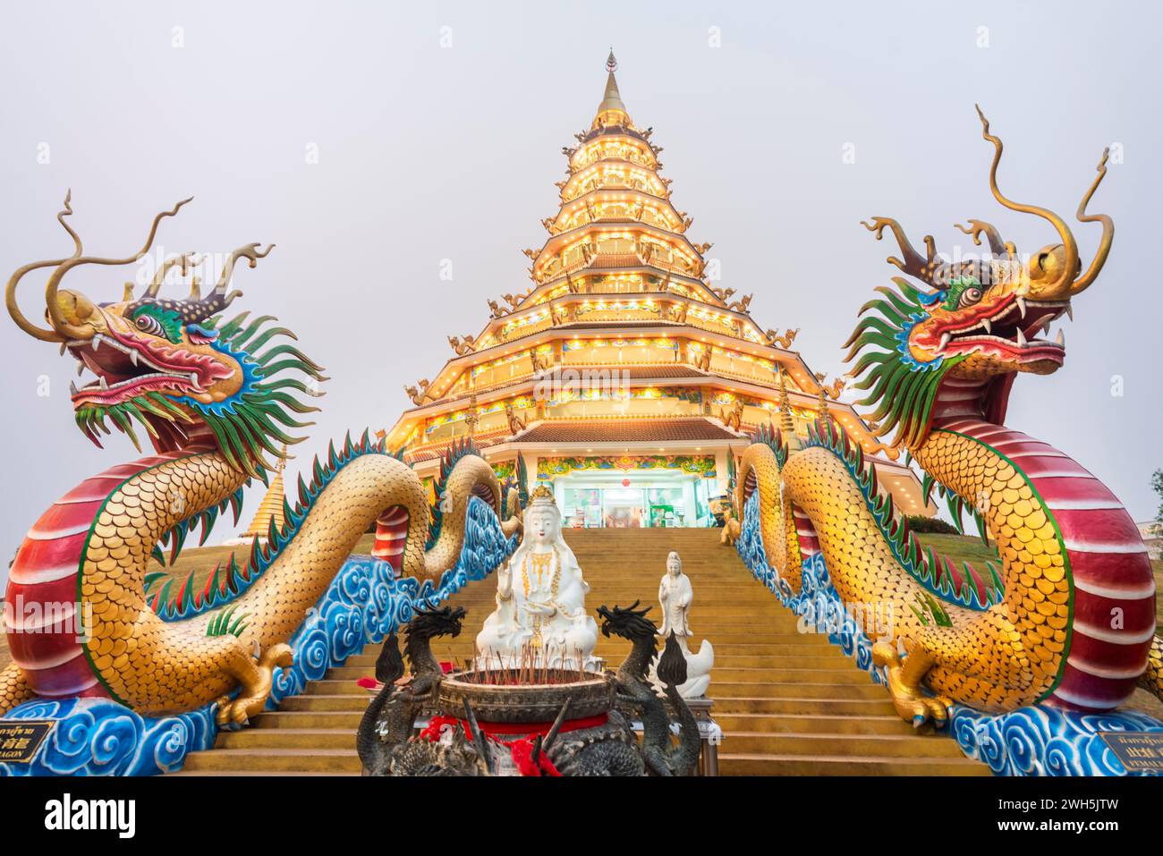 Große beleuchtete Pagode, in der Abenddämmerung, Architektur ist eine Mischung aus chinesischer Guan Yin Statue, Drachentreppe, weißem MarmorBuddha und Thaj-Architektur. Beauti Stockfoto