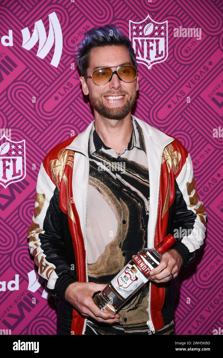 Las Vegas, USA. Februar 2024. Lance Bass posiert auf dem roten Teppich bei „A Night of Pride“ mit der GLAAD und der NFL Super Bowl LVIII Party, die von Smirnoff am 7. Februar 2024 im Cesar's Palace in Las Vegas, Nevada, veranstaltet wurde. (Foto: Anthony Behar/SIPA USA) Credit: SIPA USA/Alamy Live News Stockfoto