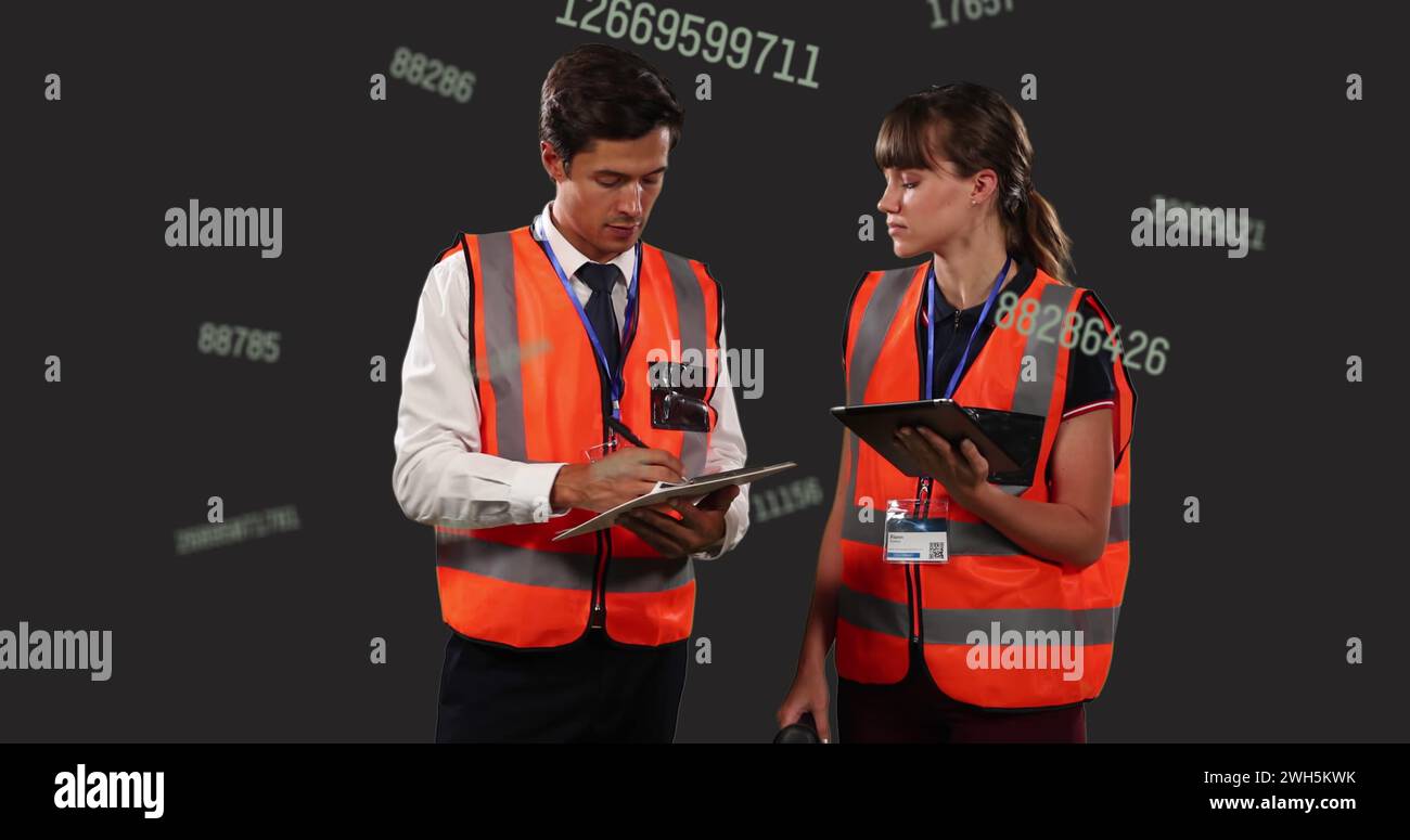 Bild der wissenschaftlichen Datenverarbeitung über zwei kaukasier Stockfoto