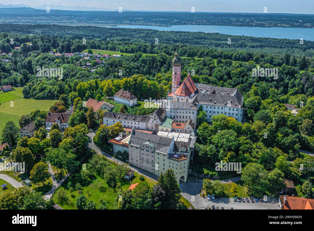 Blick auf die Region rund um das Kloster Andechs in der Nähe des Ammersees in Oberbayern Stockfoto