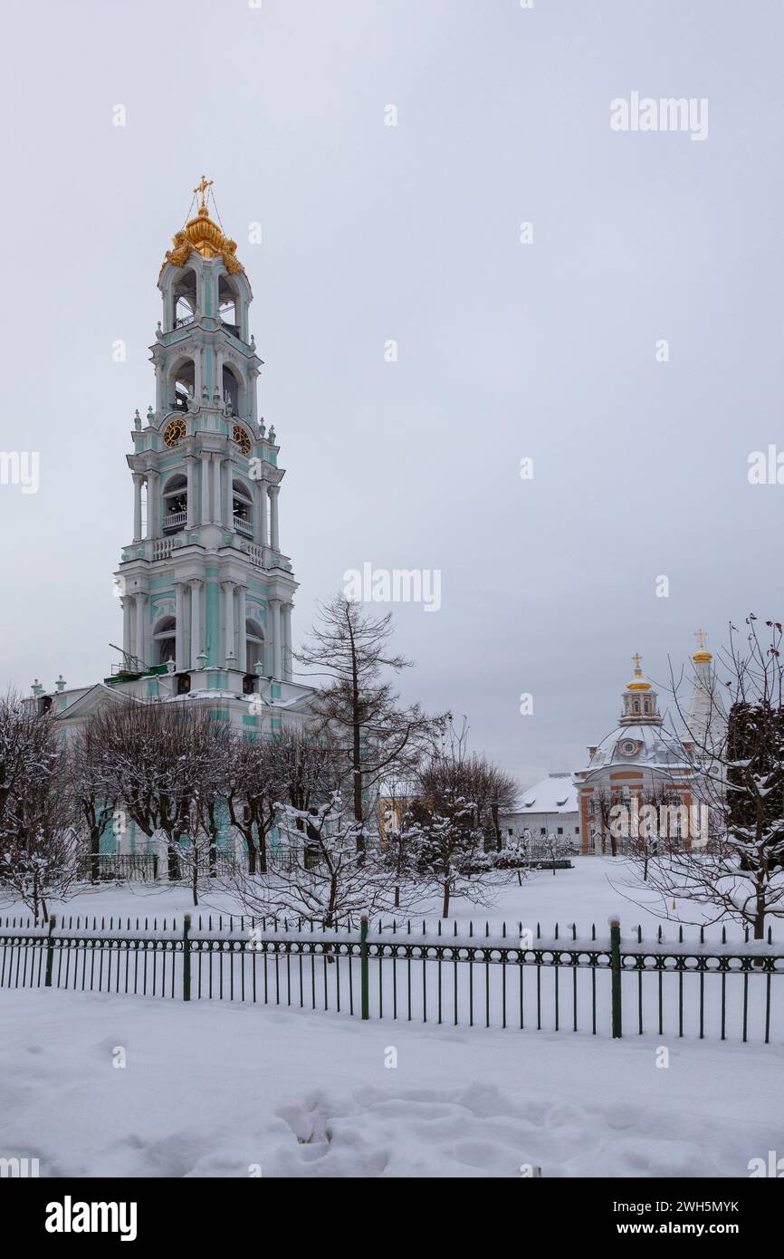 Glockenturm der Dreifaltigkeit-Sergius Lavra im Winter. Sergiev Posad, Russland. Stockfoto