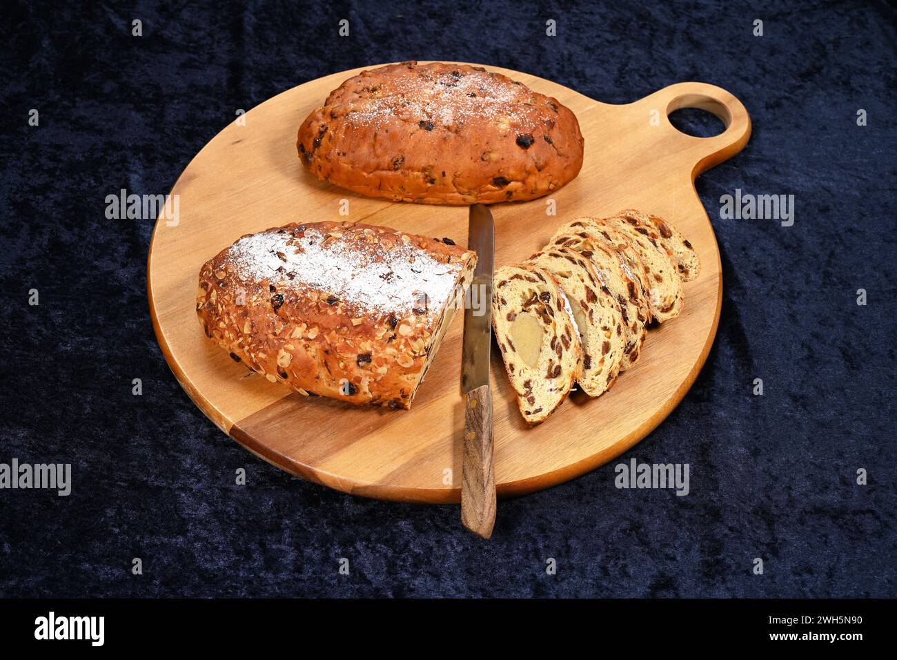 Weihnachtsstollen serviert auf einem Holzbrett Stockfoto