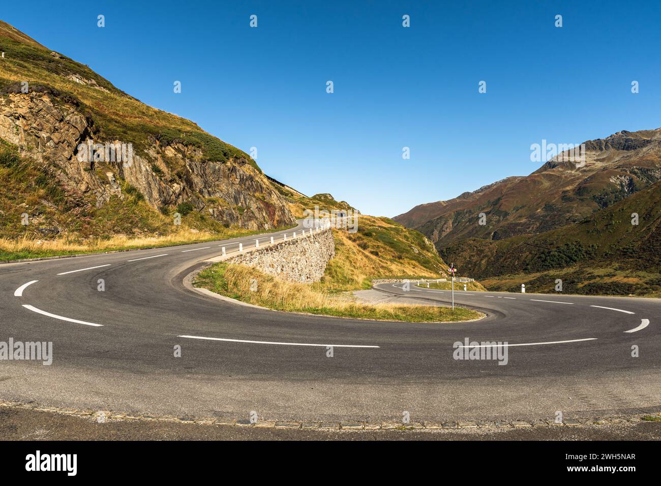 Haarnadelkurve auf leerer Straße am Oberalp-Pass, Kanton Graubünden, Schweiz Stockfoto