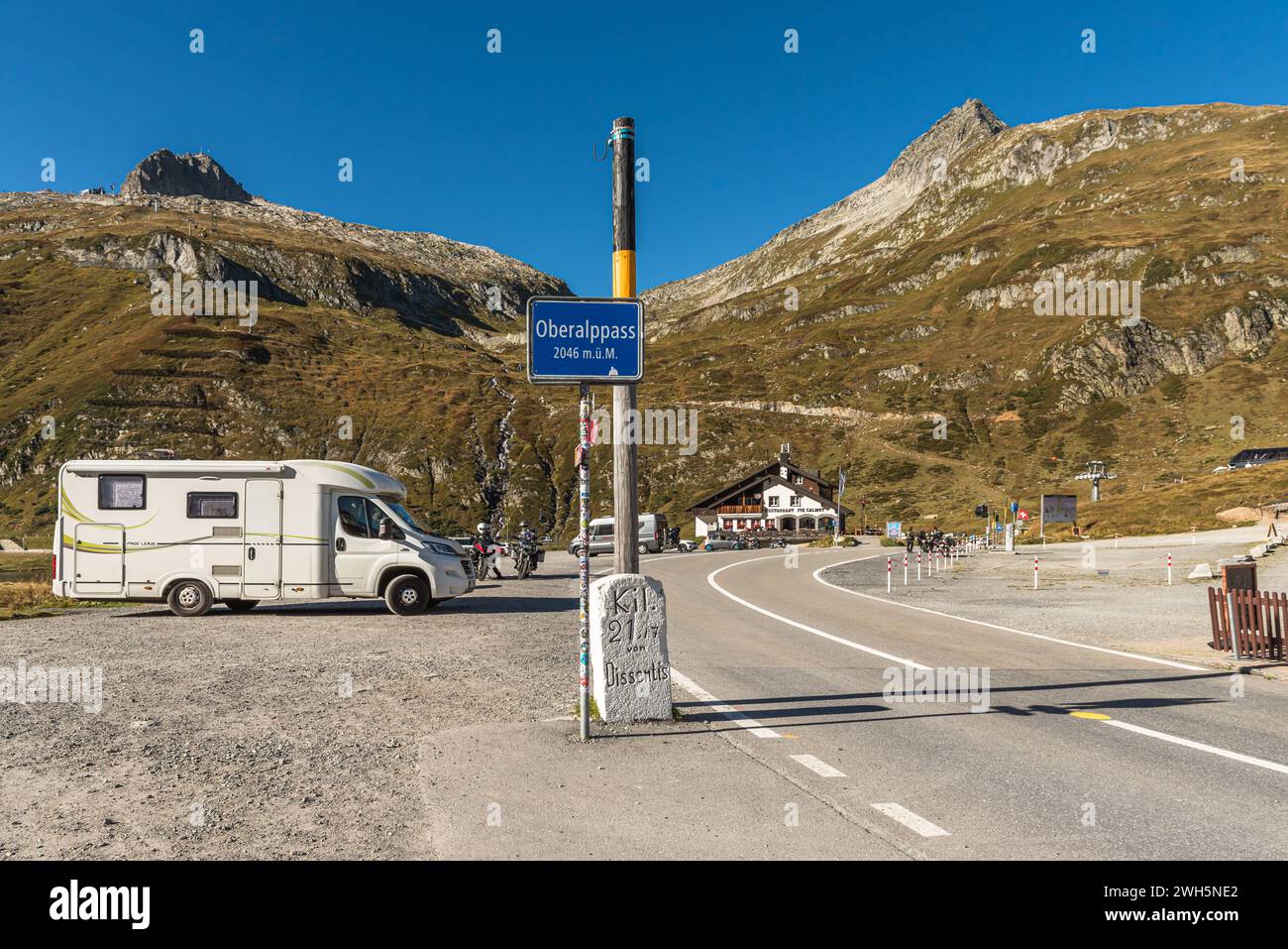 Straße über den Oberalpass, ein Bergpass zwischen den Kantonen Graubünden und URI in den Schweizer Alpen, Kanton Graubünden, Schweiz Stockfoto