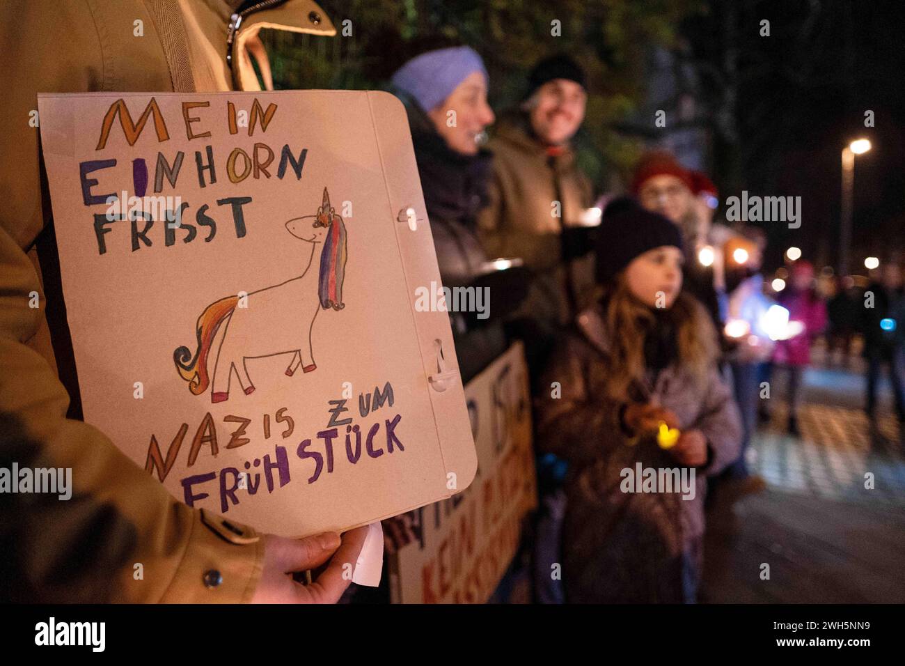 Anwohner demonstrieren mit einer Lichterkette gegen Hass und rexchtsradikale Hetze im Florakiez, einem Wohnviertel im Berliner Stadtbezirk Pankow. Dazu aufgerufen hatte die Initiative Demokrateam. Bewohner demonstrieren mit einer Lichterkette gegen Hass und rechtsextreme Unruhe in Florakiez, einem Wohngebiet im Berliner Stadtteil Pankow. Die Initiative Demokrateam hatte die Demonstration einberufen. Schnappschuss-Fotografie/K.M.Krause *** Bewohner demonstrieren mit einer Lichterkette gegen Hass und rechtsextreme Unruhe in Florakiez, einem Wohngebiet im Berliner Stadtteil Pankow, die Initiativ Stockfoto