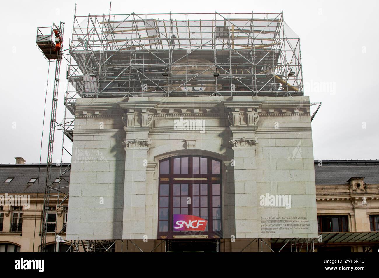 Bordeaux , Frankreich - 02 07 2024 : SNCF gare Fassadenplane unter Bau Logo Marke und Zeichen Text auf Bahnhofswand nationale Gesellschaft von Fr. Stockfoto