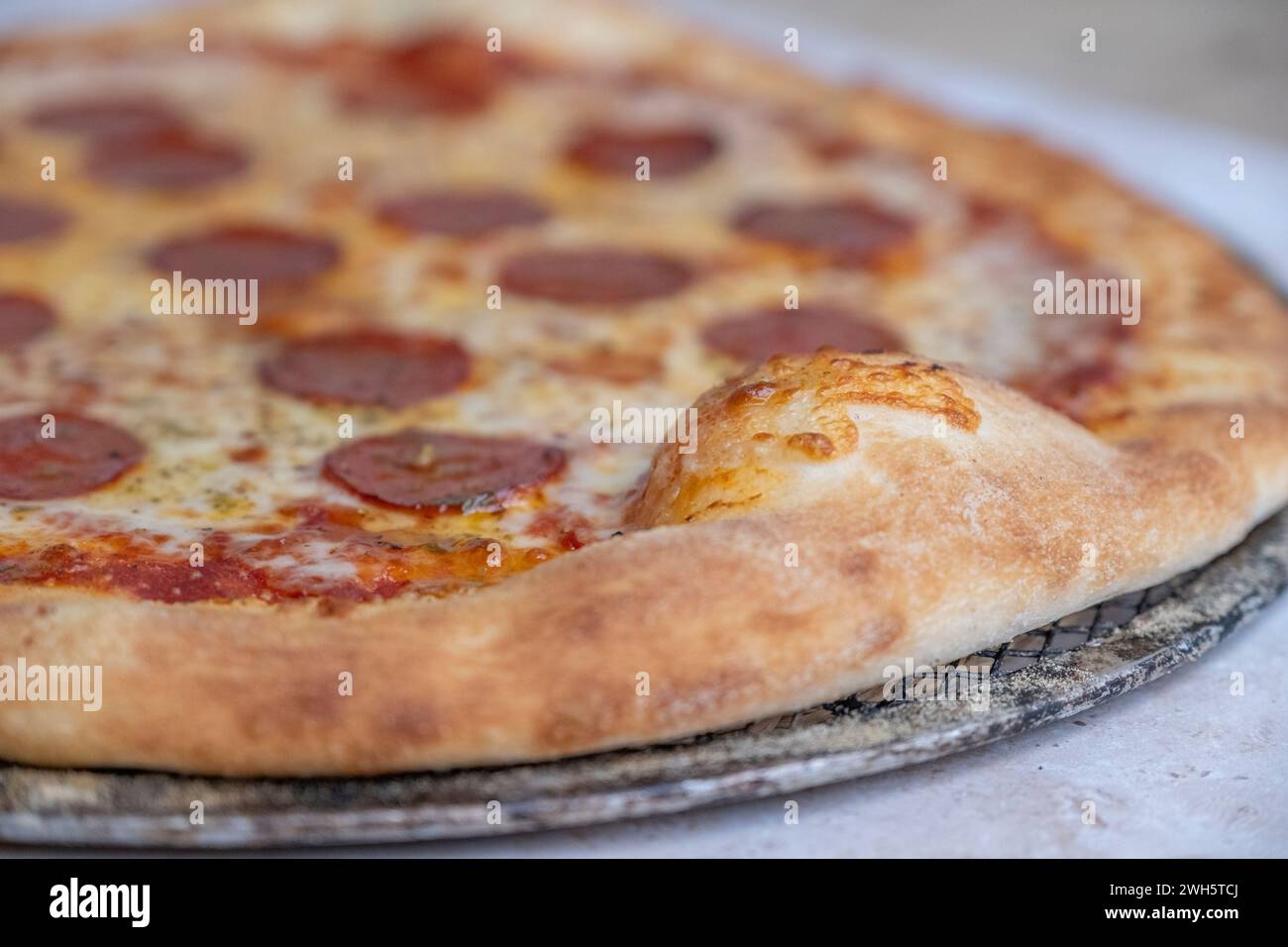 Pepperoni-Pizza auf Marmorhintergrund. Stockfoto