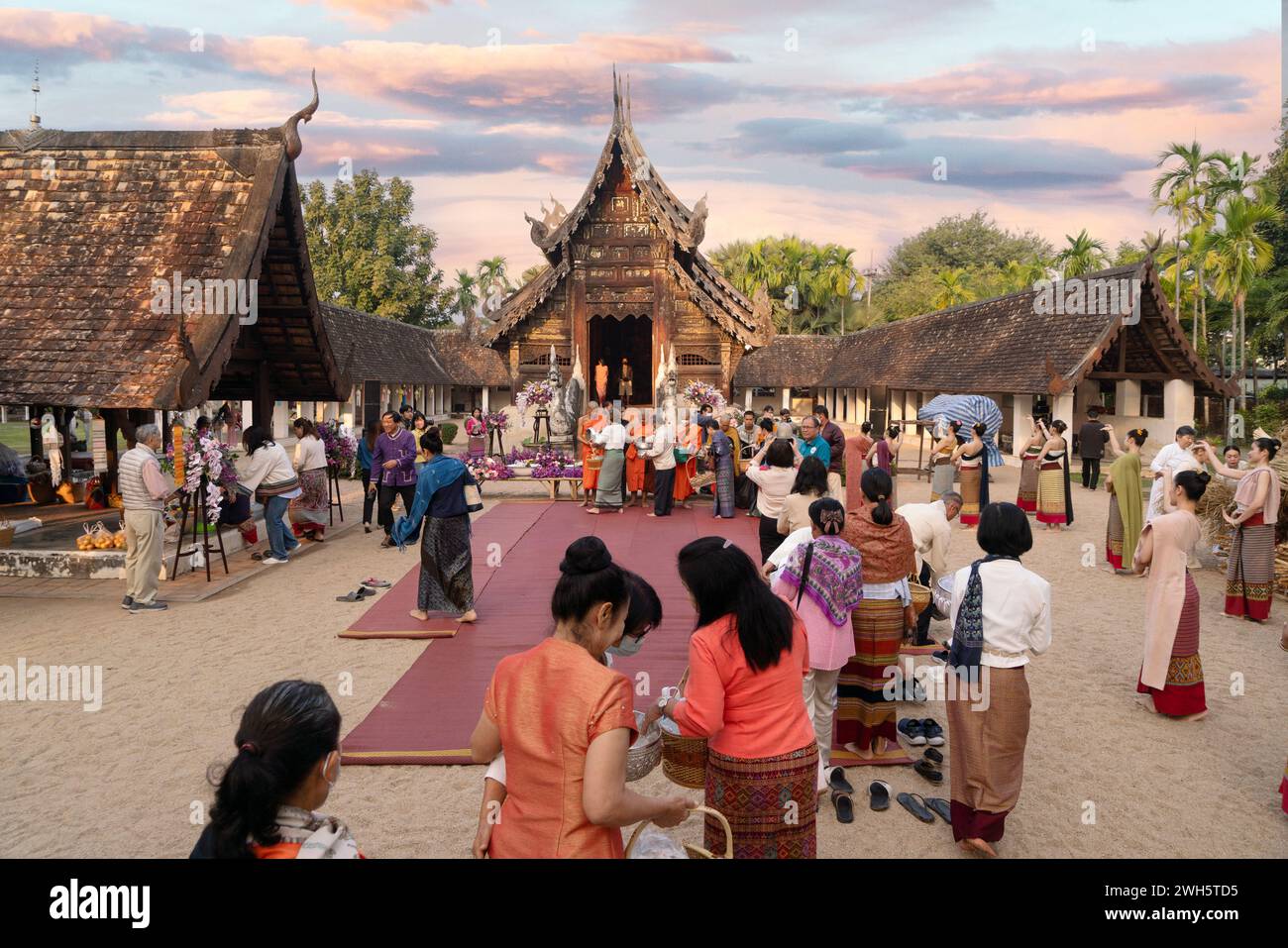 CHIANG Mai - 25. JANUAR 2024 : Si Peng oder Than Khao Mai Tradition im Wat Ton Kwen ist eine alte Tradition im Norden Thailands. Stockfoto