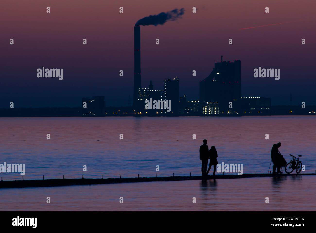 Vor der Silhouette Wilhelmshavens an der deutschen Nordsee spielt ein Schatten. Stockfoto