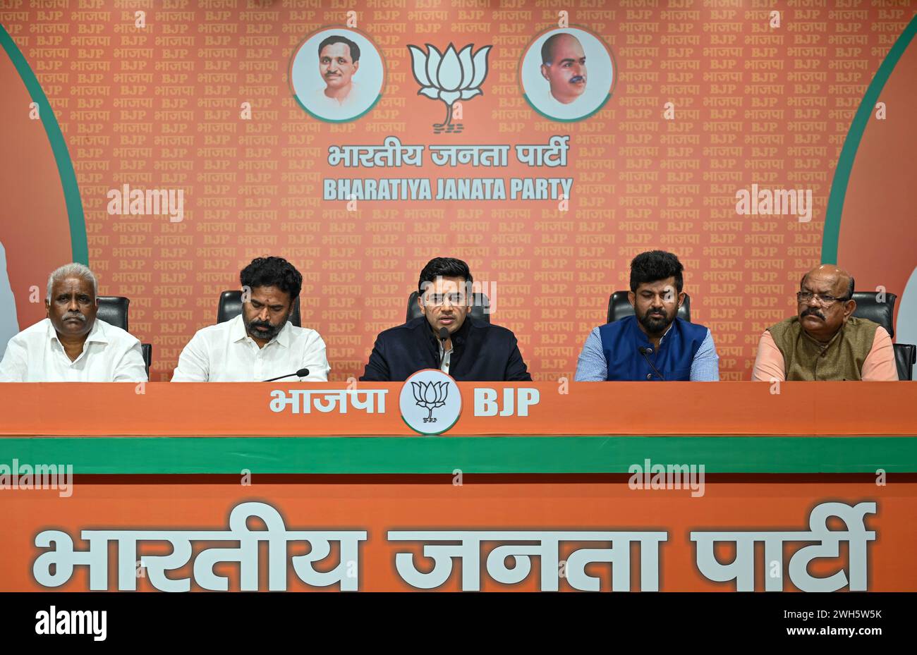 NEW DELHI, INDIEN - 7. FEBRUAR: Tejasvi Surya, BJP-Chef, und andere Abgeordnete aus Karnataka, sprechen am 7. Februar 2024 in New Delhi, Indien auf einer Pressekonferenz im BJP-Hauptquartier, DDU Marg. Karnataka-Chef Siddaramaiah führte einen Protest gegen die angebliche Diskriminierung des Zentrums bei der Zuweisung von Geldern an den Staat durch, wobei Tejasvi Surya, ein Lok Sabha-Mitglied, ihn beschuldigte, grundlose und falsche Anschuldigungen zu erheben, da seine Regierung unrealistische Versprechen nicht erfüllen kann, die während der Wahlumfragen gemacht wurden. (Foto: Sanchit Khanna/Hindustan Times/SIPA USA) Stockfoto