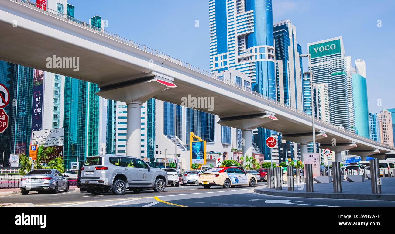 Dubai City, Vereinigte Arabische Emirate. Business Bay, Downtown Burj Khalifa District, Blick auf Dubai Street mit Verkehr. Januar 26,2004 Stockfoto