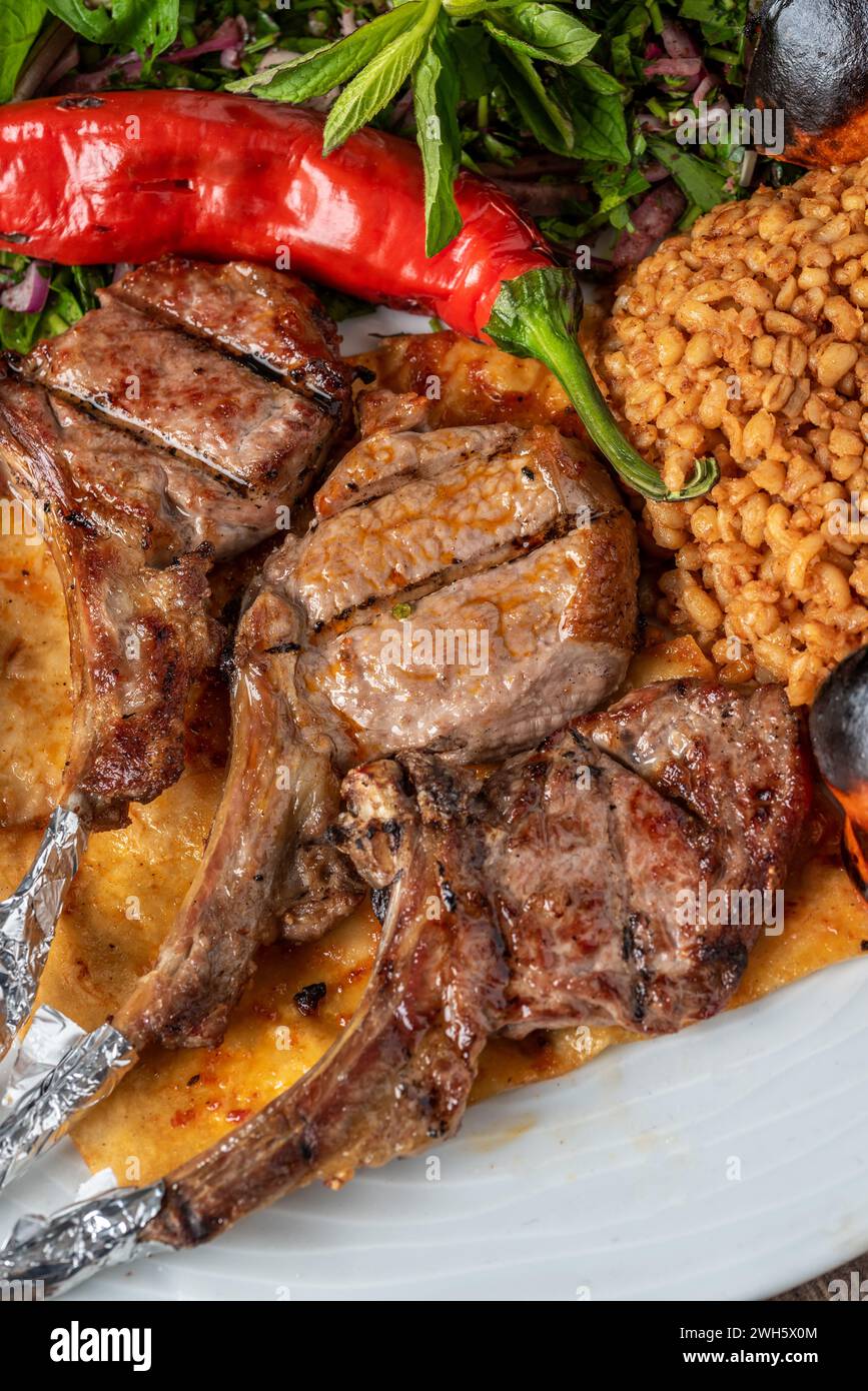 Lammkoteletts mit verschiedenen Gemüsesorten in einem feinen Restaurant Stockfoto