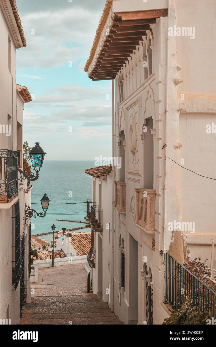 Ein Küstengebäude mit einer bezaubernden Lampe am Meer in Altea, Costa Blanca, Spanien Stockfoto