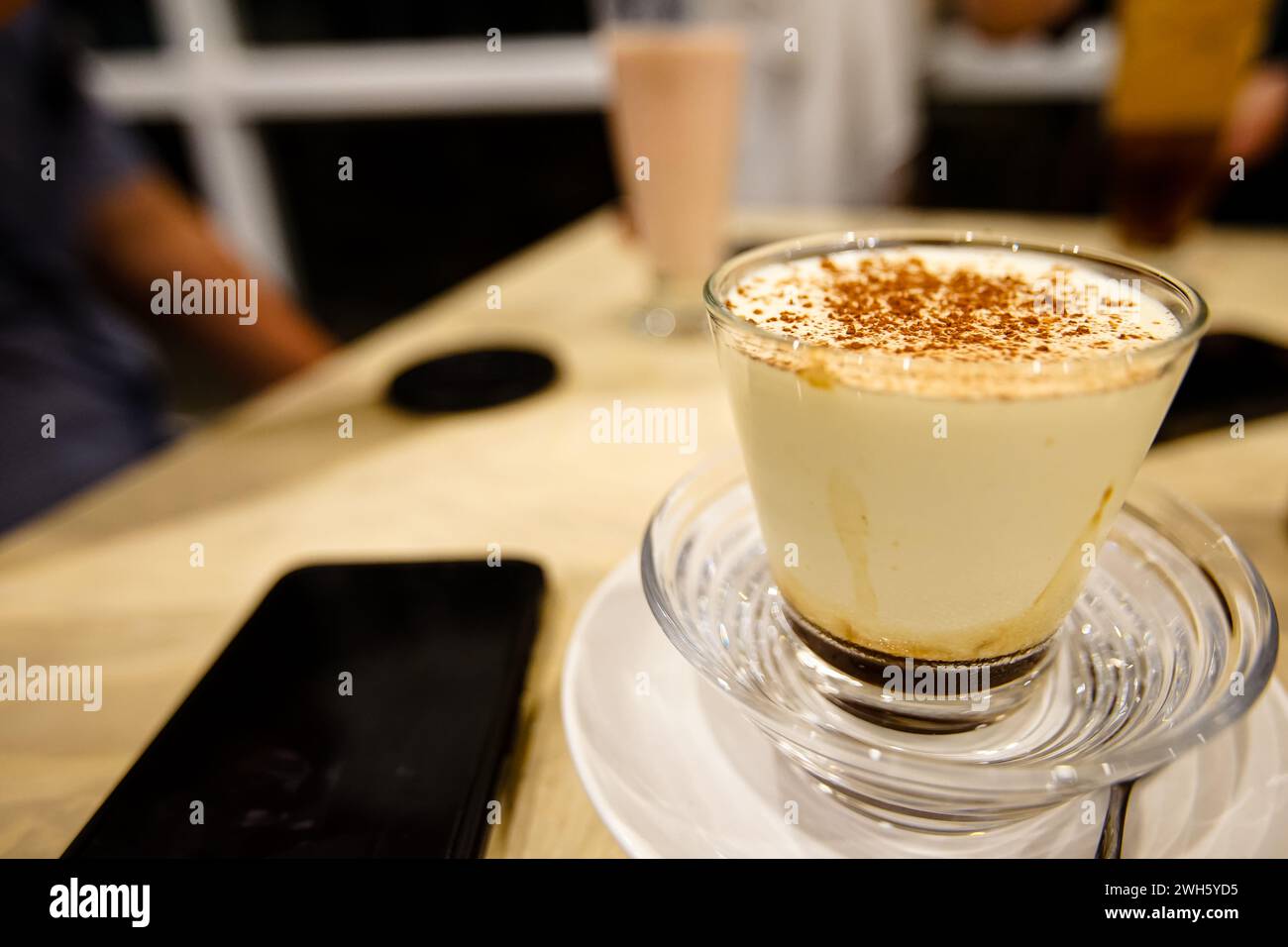 Eierkaffee (Ca Phe Trung) im J'adore Cafe, Hanoi, Vietnam Stockfoto