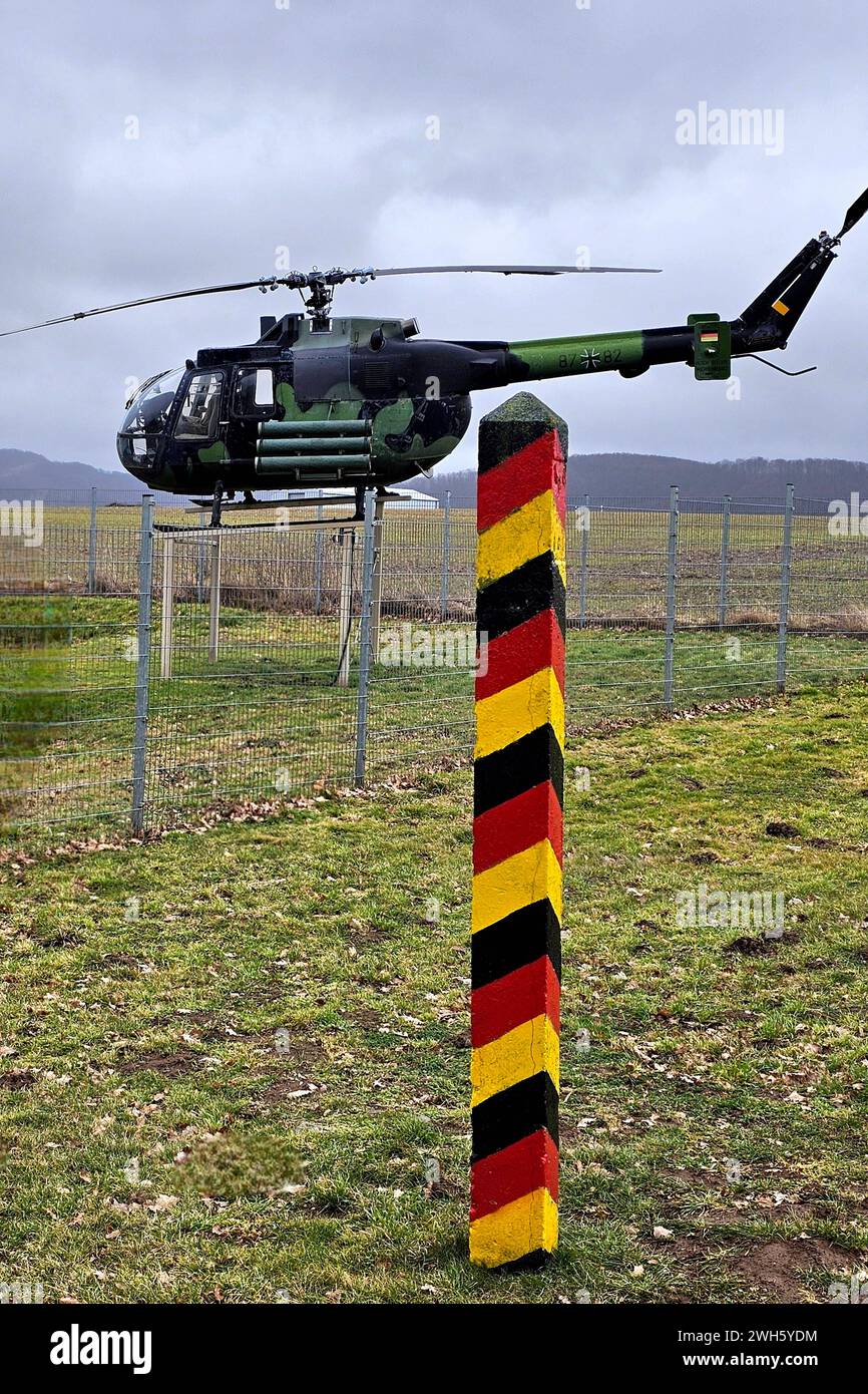Asbach-Sickenberg Themenfoto: Deutschland, Geschichte, Historie, Grenzmuseum Schifflersgrund, Bad Sooden-Allendorf, 07.02.2024 Grenzpfahl und historischer Hubschrauber im Grenzmuseum Schifflersgrund Themenfoto: Deutschland, Geschichte, Historie, Grenzmuseum Schifflersgrund, Bad Sooden-Allendorf, 07.02.2024 *** Asbach Sickenberg Themenfoto Deutschland, Geschichte, Geschichte, Schifflersgrund Grenzmuseum, Bad Sooden Allendorf, 07 02 2024 Grenzposten und historischer Hubschrauber im Schifflersgrund Grenzmuseum Themenfoto Deutschland, Geschichte, Geschichte, Schifflersgrund Grenzmuseum, Bad Sooden Allendorf, Stockfoto